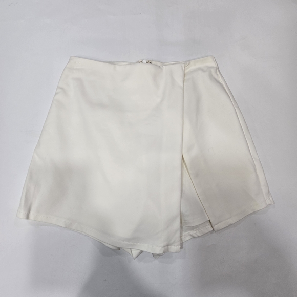 Superdown Alyssa Wrap Skort in White - Picture 2 of 10